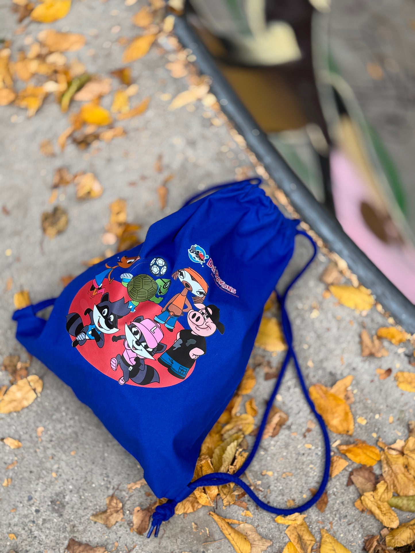 Blauer Sportbeutel mit vielen Cartoon Figuren darauf