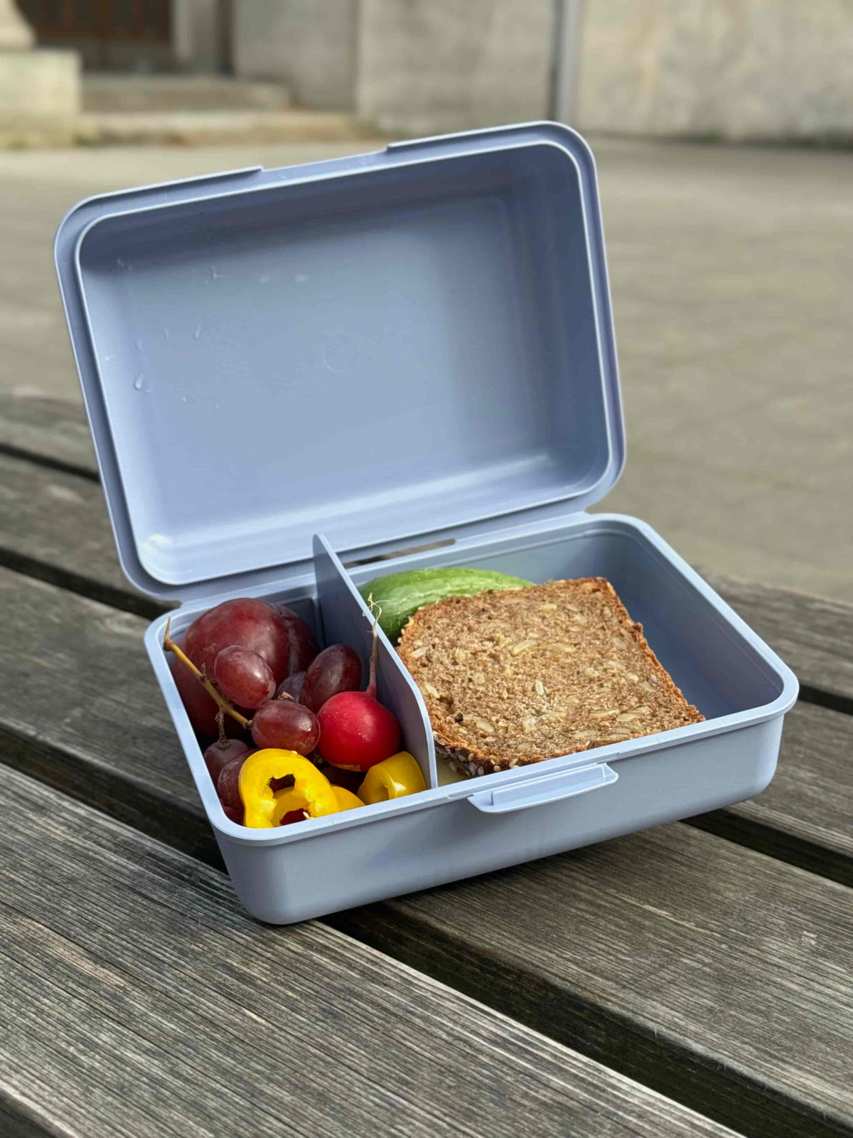 Bio-Brotzeitbox geöffnet mit gesundem Inhalt
